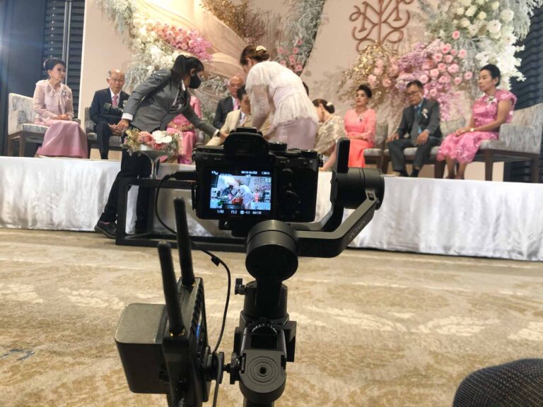 ช่างวิดีโอใช้กิมบอลถ่ายพิธีแต่งงานแบบไทยในห้องบอลรูม งานผลิตวิดีโองานแต่งและงานองค์กร