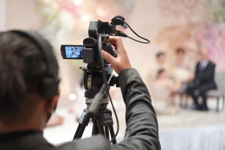 ช่างกล้องสวมหูฟังควบคุมกล้องถ่ายทอดสดในงานแต่งงาน ทีมไลฟ์สตรีมมิ่ง WedLives