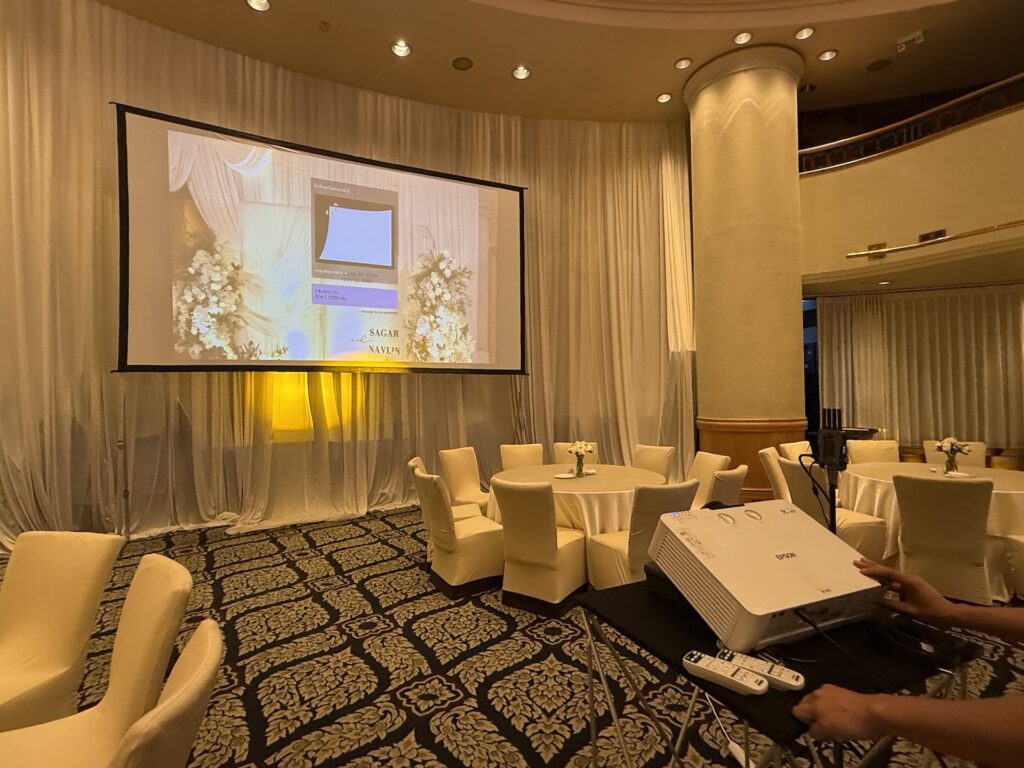 ติดตั้งเครื่องโปรเจคเตอร์ Epson และจอรับภาพในห้องจัดเลี้ยงงานแต่งงาน ภาพชัดขณะเปิดไฟ